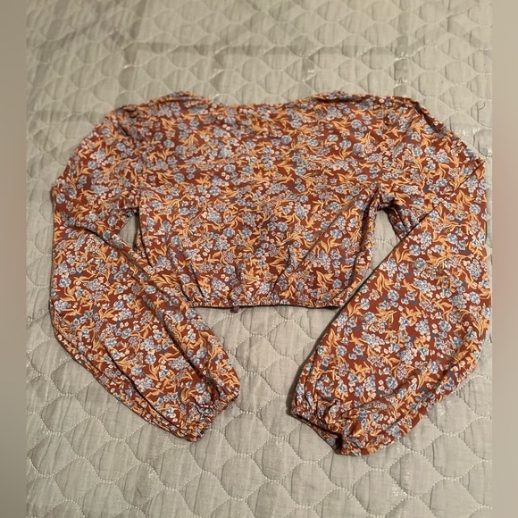 SO~ CROPPED TOP~LONG SLEEVES~XS - Picture 6 of 9